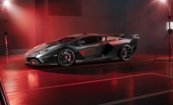 Въпреки че Феручо Ламборгини никога не е искал компанията му да се намесва в моторния спорт, &bdquo;Разяреният бик&ldquo; в крайна сметка стига до пистата под нов собственик.
За да се справят с фабричните спецификации, ръководителите на марката сформират Squadra Corse , която става официалният отдел за моторни спортове на Lamborghini.
Освен базираните на Huracan състезателни автомобили GT3 , Squadra Corse също трябва да създаде поръчкова, ориентирана към пистата версия на по-големия, задвижван с V12 двигател Aventador за специален (и вероятно много богат) клиент.
За разлика от Zagato Raptor, уникалният SC18 Alston все още прилича на автомобила, на който е базиран, но има уникален стил и авиационни подобрения, които го правят да изглежда много по-смъртоносен от всеки Aventador.
Що се отнася до производителността, автомобилният концерн не публикува никакви цифри, но посочва, че двигателят в сърцето на този звяр е същият V12 агрегат със 770 к.с. на Aventador SVJ.
